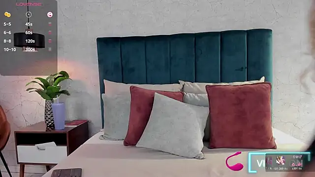 Luna18Pink online show from October 22, 2025, 1:10 pm