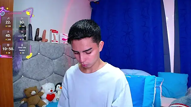 OwenBluee online show from September 17, 2025, 3:03 pm