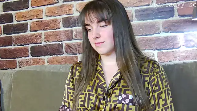 Sofia Hugs online show from November 20, 2025, 8:42 pm