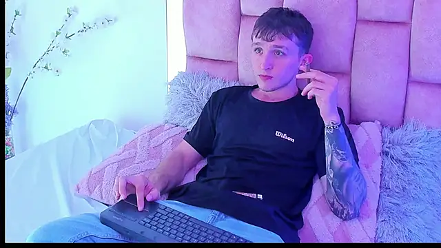 Snapshot of Dylanwhite23_ chatting on February 10, 2025, 11:45 pm Dylanwhite23 online show from February 10, 2025, 11:45 pm