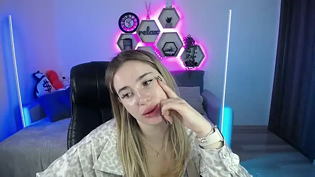 Snapshot of SabrinViolet chatting on September 15, 2025, 8:04 am SabrinViolet online show from September 15, 2025, 8:04 am