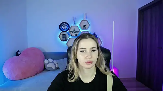 Snapshot of SabrinViolet chatting on February 15, 2026, 9:08 am SabrinViolet online show from February 15, 2026, 9:08 am