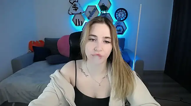 Snapshot of SabrinViolet chatting on March 18, 2025, 9:12 am SabrinViolet online show from March 18, 2025, 9:12 am