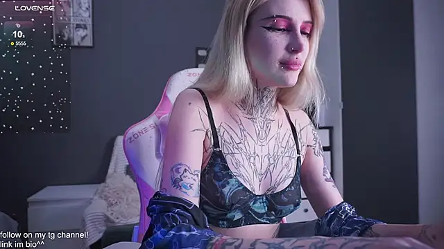 fraulein mooon online show from November 19, 2025, 2:55 am