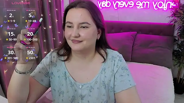 FeralPeach online show from December 17, 2025, 5:45 am