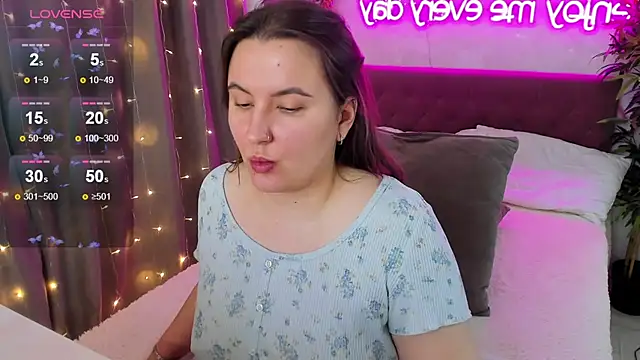 FeralPeach online show from November 19, 2025, 4:34 am