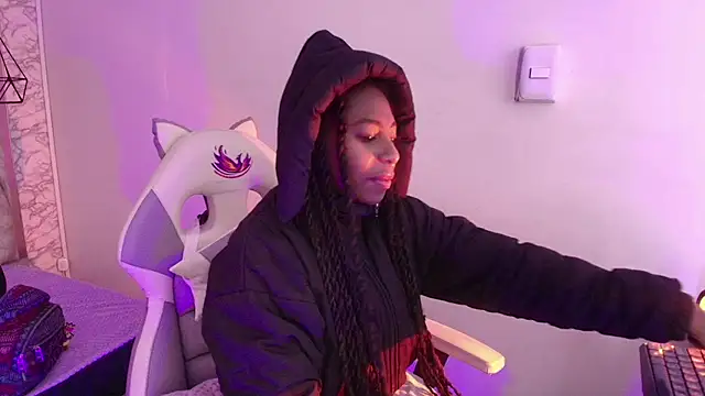 Queen perla  online show from November 24, 2025, 11:43 am