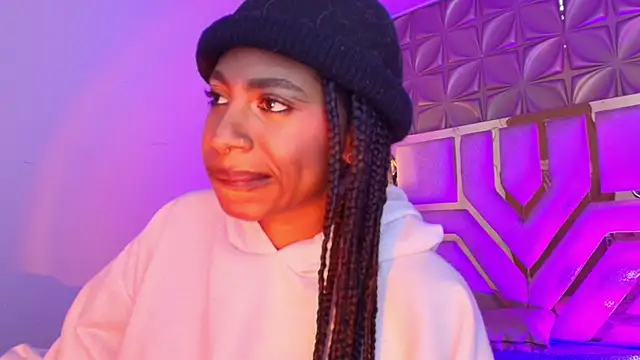 Queen perla  online show from March 18, 2026, 1:02 pm