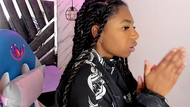 Queen perla  online show from October 25, 2025, 12:17 pm