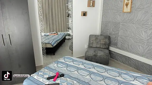 agatadelphine online show from February 16, 2026, 1:32 pm