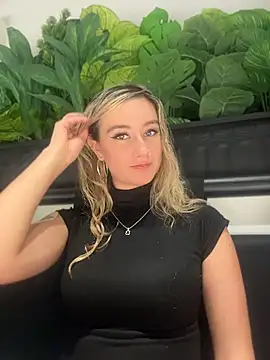 Snapshot of MaryDeniro chatting on May 1, 2026, 12:26 am MaryDeniro online show from May 1, 2026, 12:26 am
