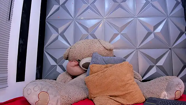 SofiAndNicol online show from April 14, 2026, 11:04 am