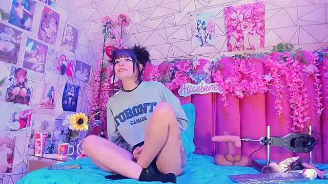 Alicebenett online show from November 22, 2025, 10:19 pm