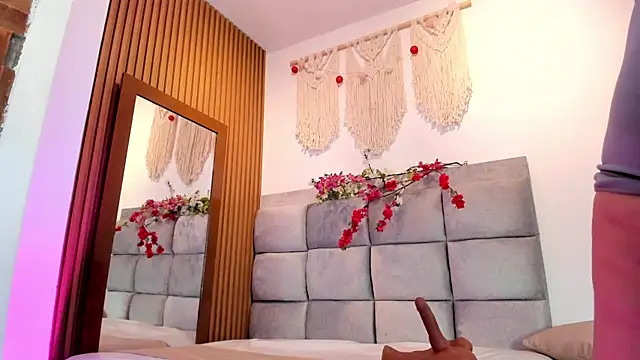 Natasha  Sccott online show from September 29, 2025, 7:52 pm