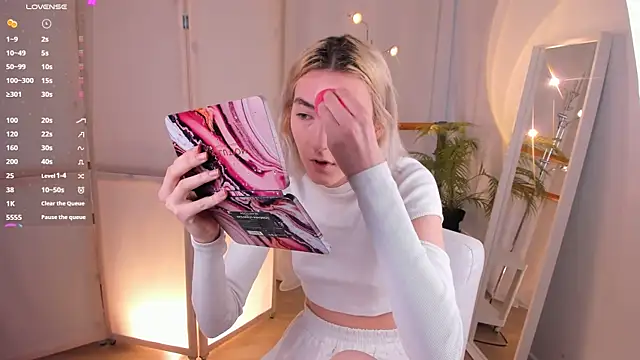 Snapshot of Mia_Cheers chatting on February 13, 2025, 2:20 pm Mia Cheers online show from February 13, 2025, 2:20 pm