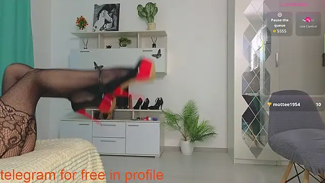 Molliblum online show from July 8, 2026, 2:18 pm
