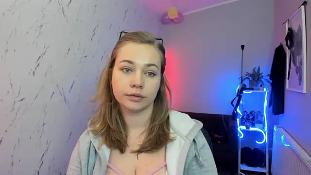 holly xglam online show from February 10, 2026, 7:57 pm