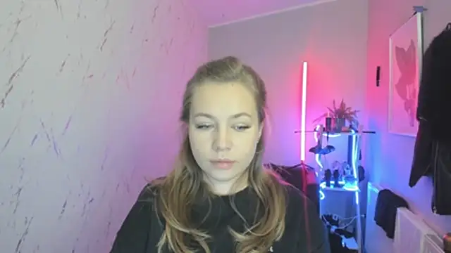 holly xglam online show from November 27, 2025, 8:09 pm