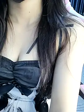 Snapshot of _Linez_ chatting on October 8, 2025, 6:19 pm  Linez  online show from October 8, 2025, 6:19 pm