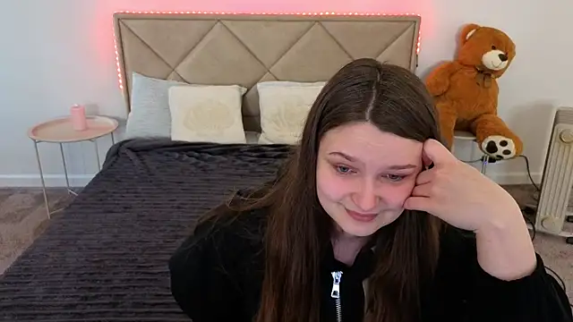 MagicPeachh  online show from April 24, 2026, 6:48 am