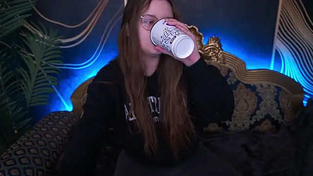 MagicPeachh  online show from November 4, 2025, 6:50 am