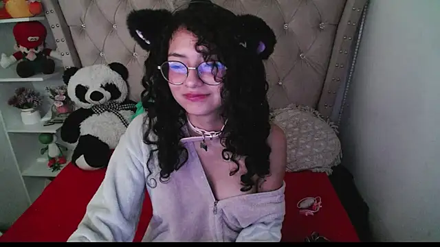 Snapshot of CherieCurl chatting on October 28, 2025, 1:39 am CherieCurl online show from October 28, 2025, 1:39 am