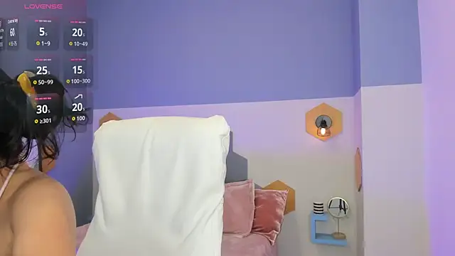 Chloe fischer  online show from October 28, 2025, 3:00 pm