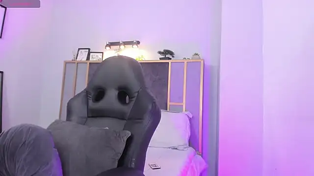 Chloe fischer  online show from March 12, 2026, 2:43 pm