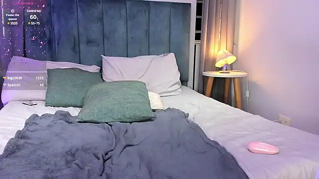 Chloe fischer  online show from February 28, 2025, 6:09 pm