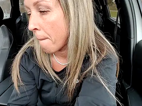 sweethotmilf888 online show from March 27, 2026, 1:01 pm