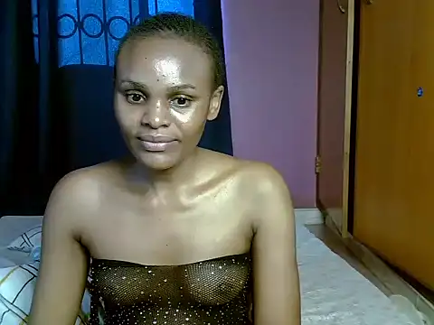 Snapshot of Queen_petite_ chatting on April 3, 2026, 5:03 am Queen petite online show from April 3, 2026, 5:03 am