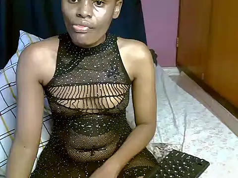 Snapshot of Queen_petite_ chatting on April 6, 2026, 4:46 am Queen petite online show from April 6, 2026, 4:46 am