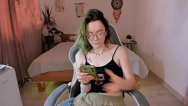 alisahug online show from July 28, 2026, 4:42 am