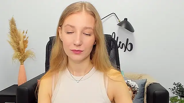 Snapshot of LolaWilsons chatting on March 18, 2025, 6:17 am LolaWilsons online show from March 18, 2025, 6:17 am