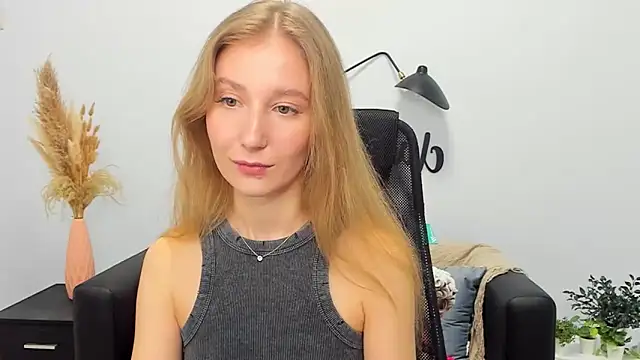 Snapshot of LolaWilsons chatting on March 10, 2025, 10:39 am LolaWilsons online show from March 10, 2025, 10:39 am