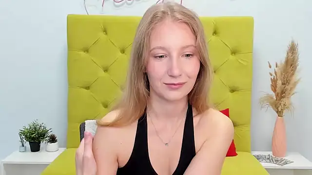 Snapshot of LolaWilsons chatting on May 12, 2026, 8:21 am LolaWilsons online show from May 12, 2026, 8:21 am