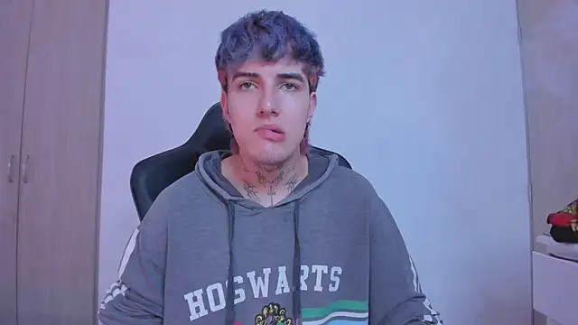 Snapshot of leave_me_alone1 chatting on December 11, 2024, 9:30 am leave me alone1 online show from December 11, 2024, 9:30 am