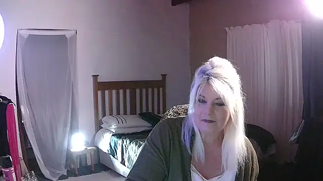 Snapshot of Miahotmilf chatting on March 7, 2026, 7:52 pm Miahotmilf online show from March 7, 2026, 7:52 pm