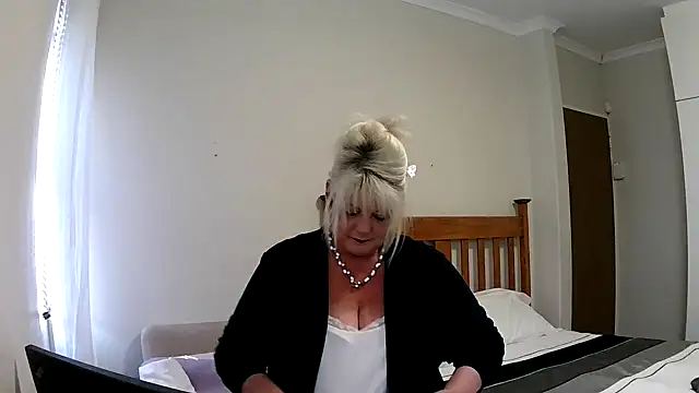 Miahotmilf online show from December 27, 2024, 5:48 pm