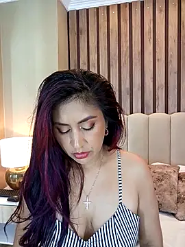 MonicaMoret online show from March 17, 2025, 12:57 pm