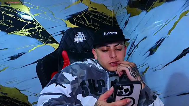 Kevin22 222 online show from April 25, 2026, 4:04 am