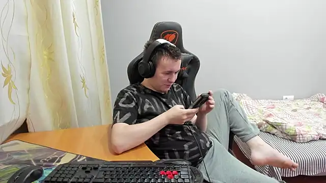 iliaskrislove online show from November 21, 2025, 7:35 pm