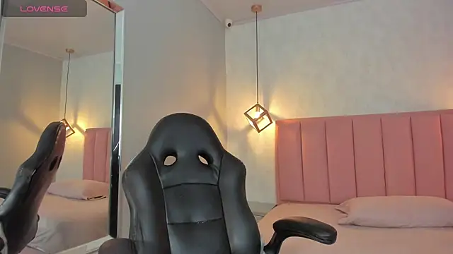 SUNNYCYRUS online show from March 25, 2026, 12:48 pm