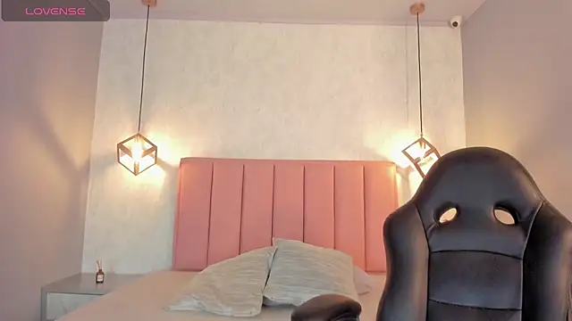 SUNNYCYRUS online show from October 28, 2025, 12:37 pm