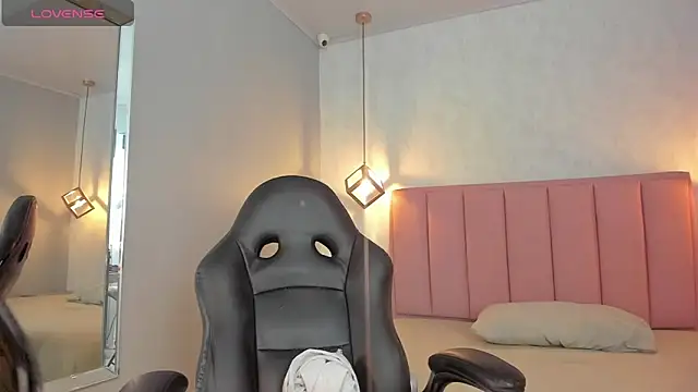 SUNNYCYRUS online show from March 13, 2026, 12:43 pm