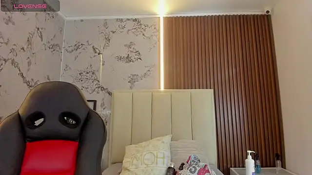 SUNNYCYRUS online show from November 14, 2025, 12:31 pm