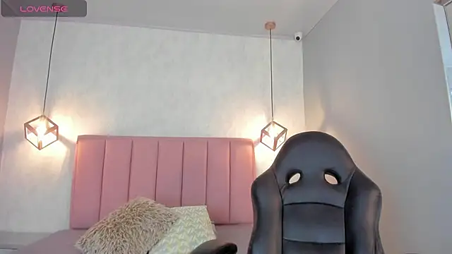 SUNNYCYRUS online show from November 8, 2025, 12:31 pm