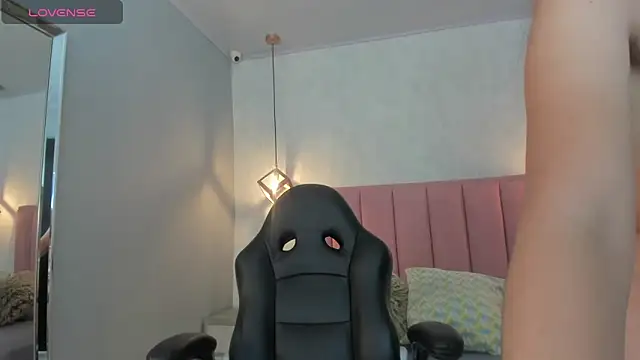 SUNNYCYRUS online show from November 10, 2025, 12:32 pm