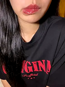 minmin2kk5 online show from November 15, 2025, 5:28 pm