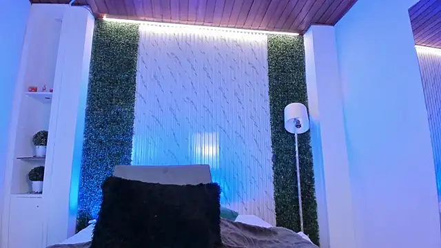 violet scott online show from September 13, 2025, 10:48 am